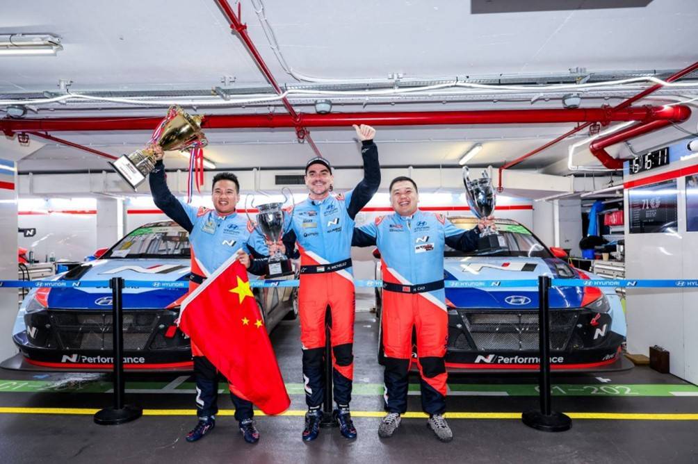 3、2024 TCR China年度車手總冠軍曹宏煒（右），2024 TCR World Tour年度車手總冠軍Norbert Michelisz（中），2024 TCR Asia年度車手總冠軍張臻東（左）.jpg